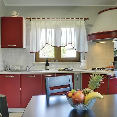 Maria Betiga Villa Peroj