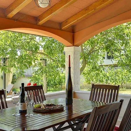 Maria Betiga Villa Peroj